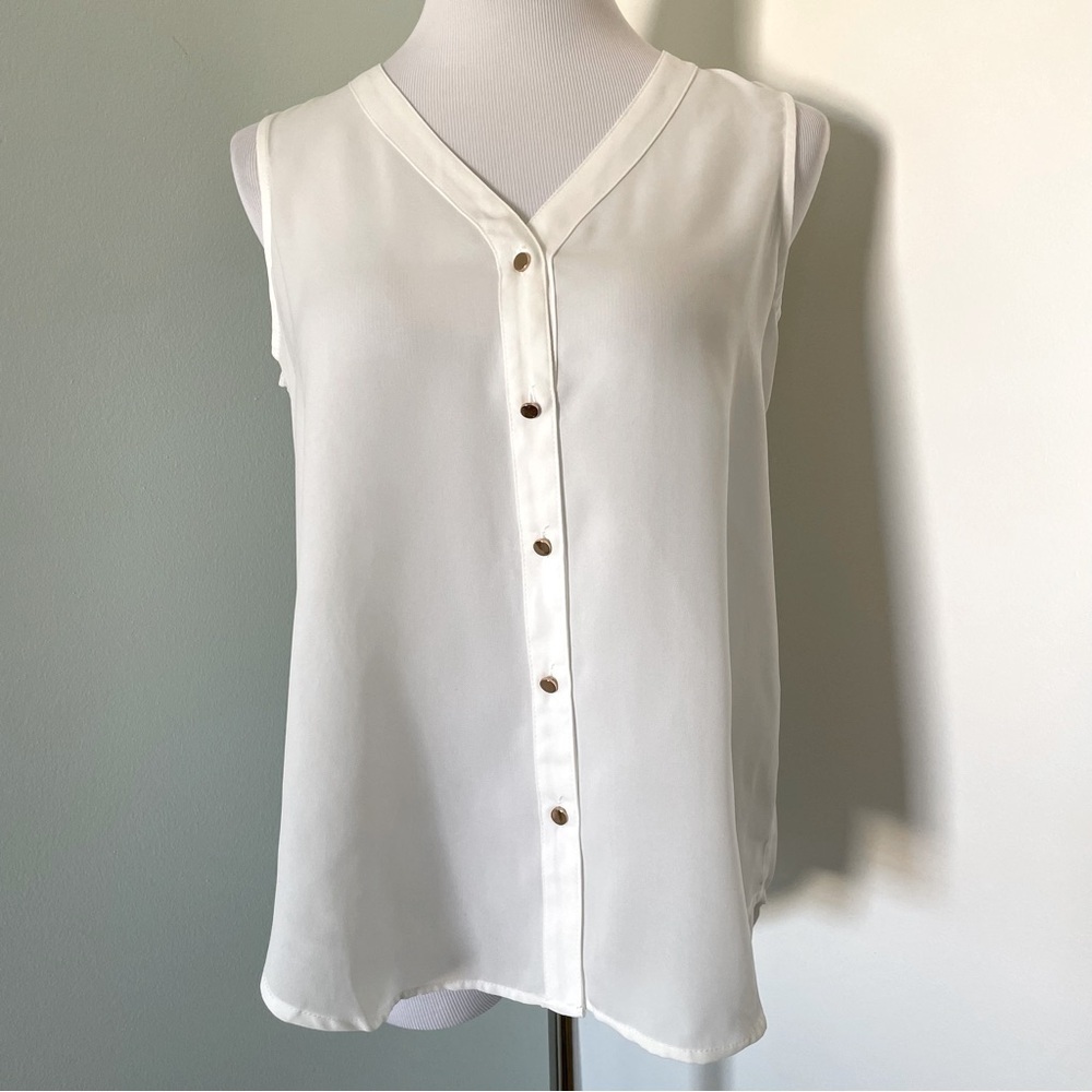 Maurices Women’s V-Neck Sleeveless Button Up Blouse White Size M